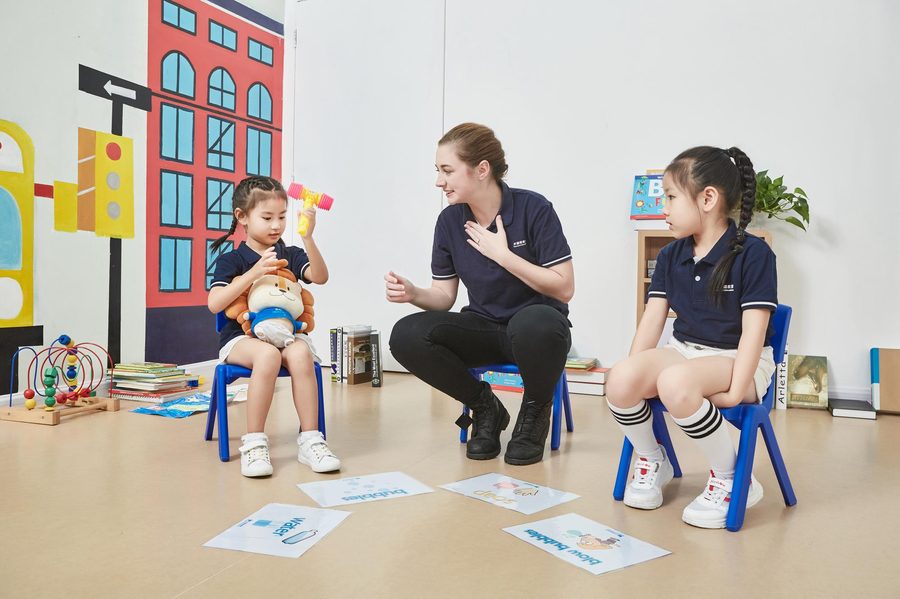 新课标下深圳小学生英语学习场景
