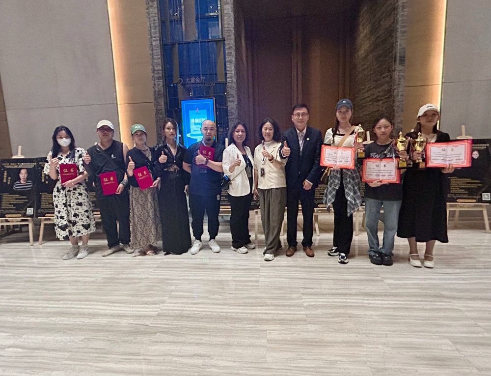 学员毕业典礼合影，数千毕业学员见证教学质量