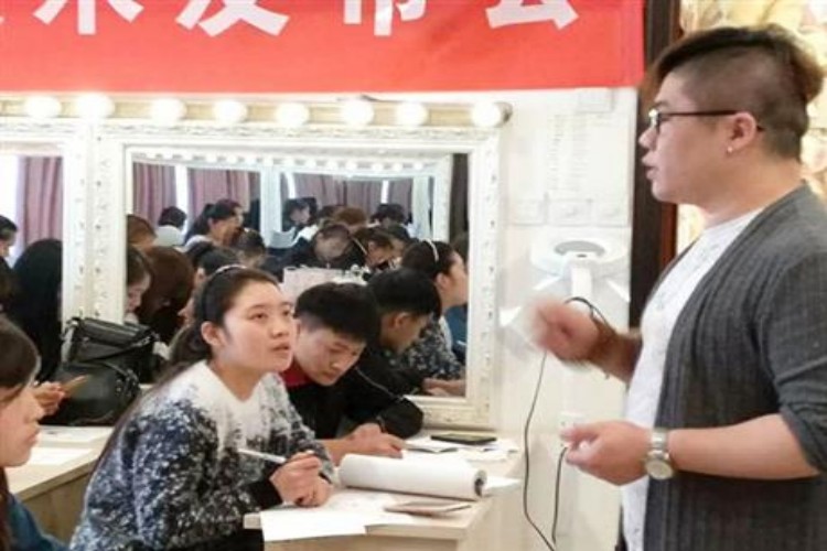 洛阳贵妃美发美容化妆美甲学校环境图