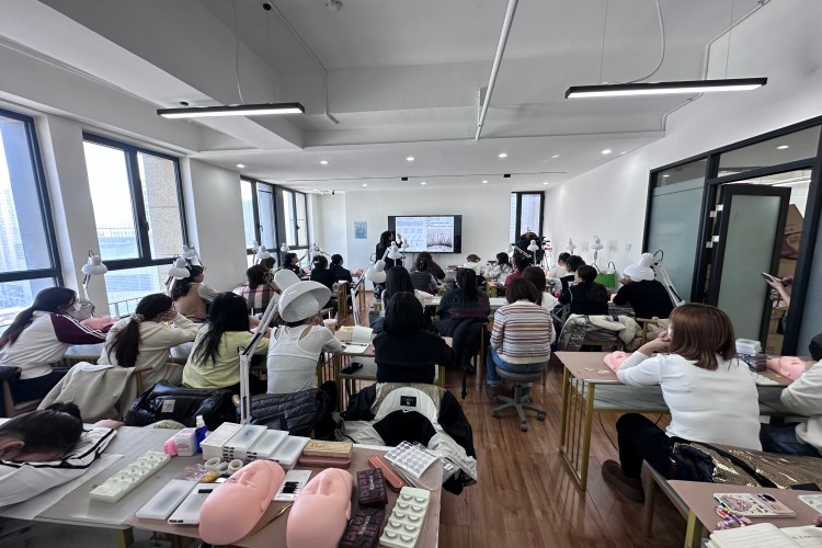 哈尔滨蕊奈子美业商学院上课图