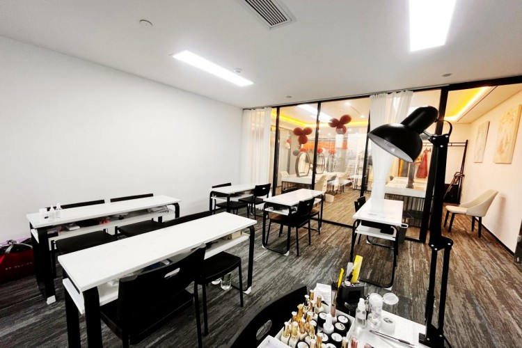 深圳万色化妆美容美甲纹绣培训学校