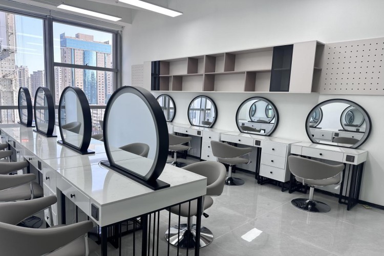 深圳万色化妆美容美甲纹绣培训学校