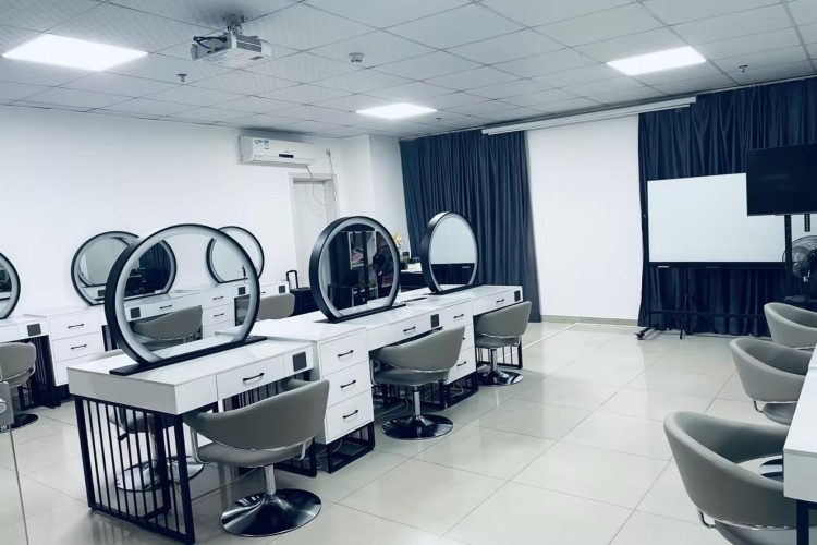 深圳万色化妆美容美甲纹绣培训学校