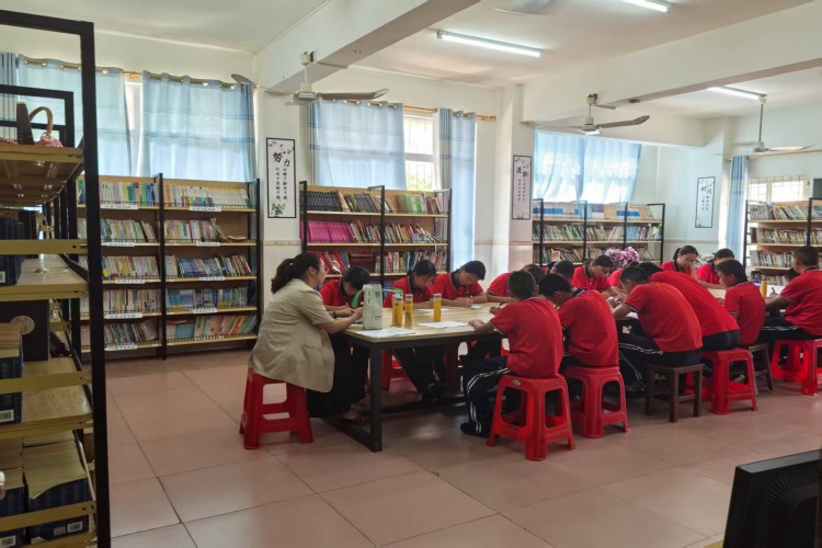  广东茂名春雨学校教学环境