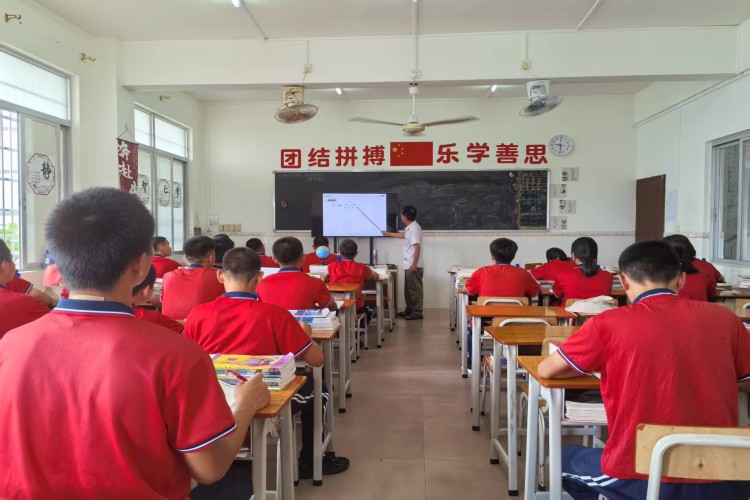  广东茂名春雨学校教学环境