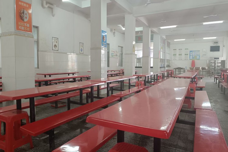  广东茂名春雨学校校区环境