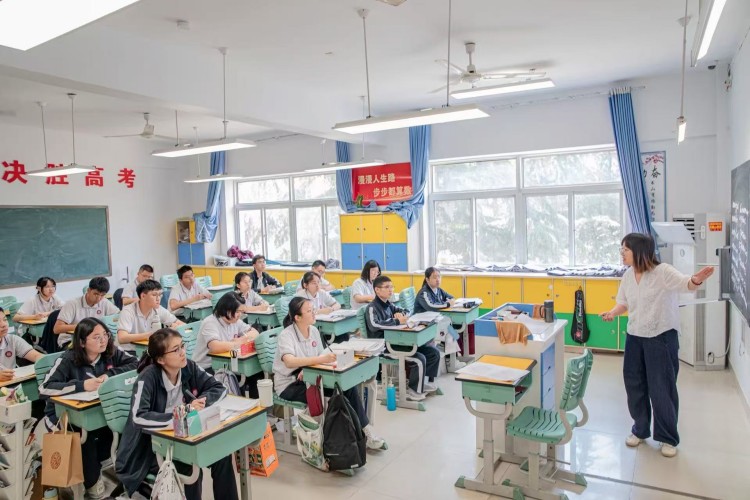 济南鸿立复读高级中学环境图