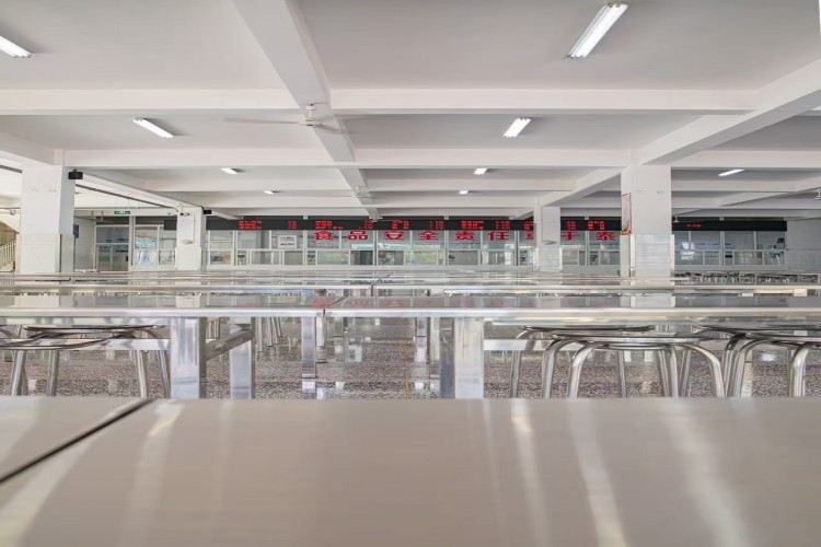 济南鸿立复读高级中学环境图