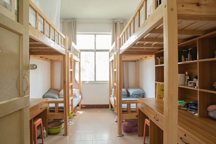 济南鸿立复读高级中学环境图