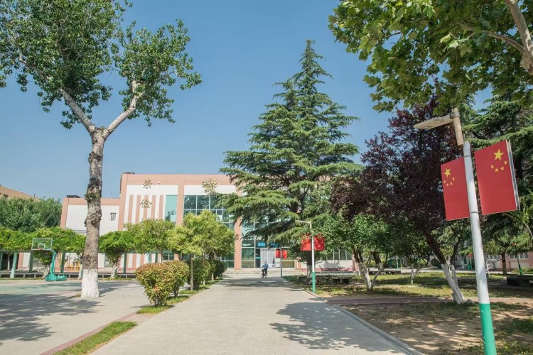 济南鸿立复读高级中学环境图