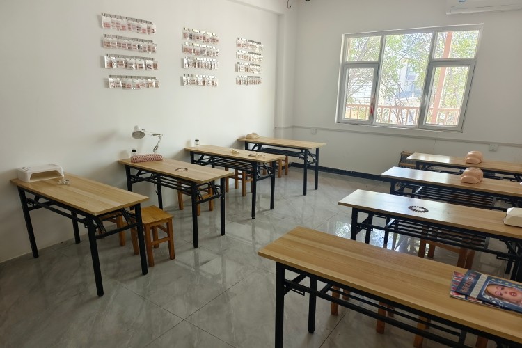 新疆秦芳影视化妆培训环境图