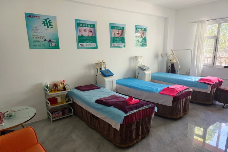 新疆秦芳影视化妆培训环境图