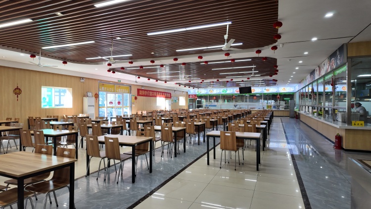 山师育才学校食堂全景