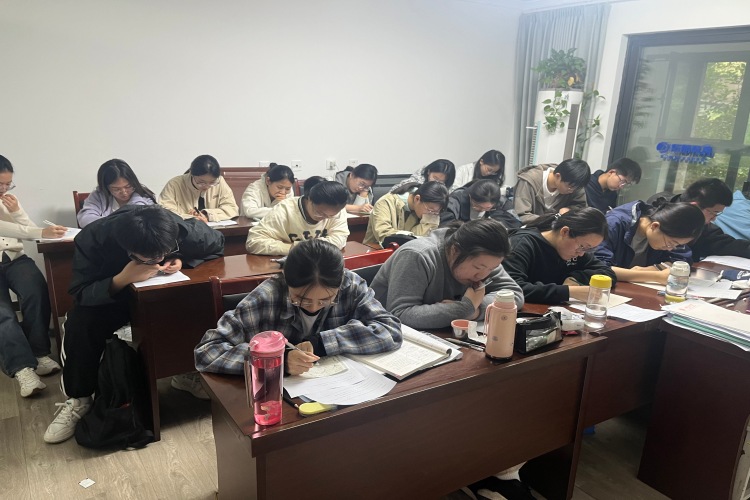 郑州东朗教育学生上课照片