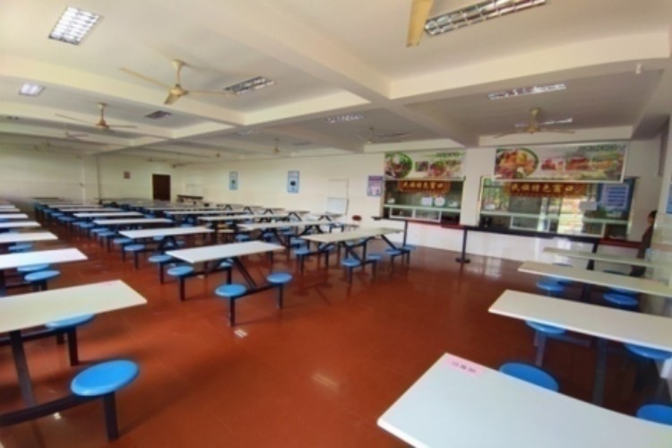 上海震职附高学校校区环境图