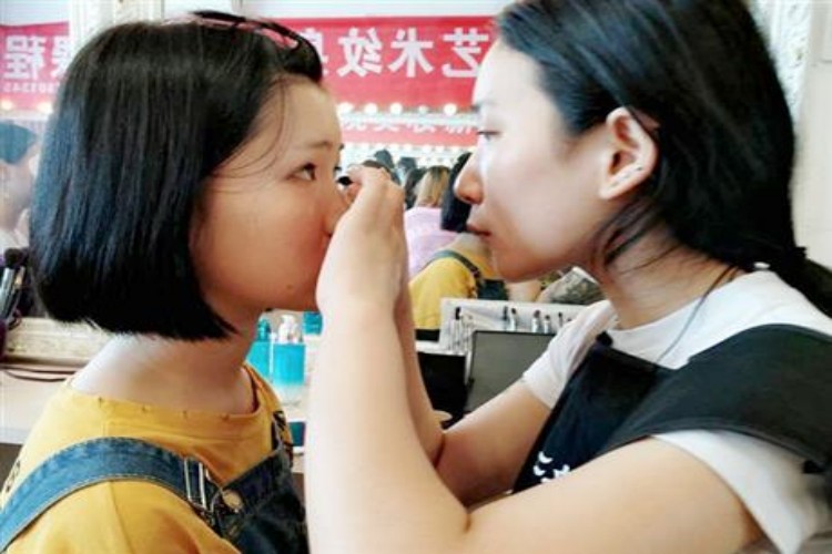 洛阳贵妃美发美容化妆美甲学校环境图