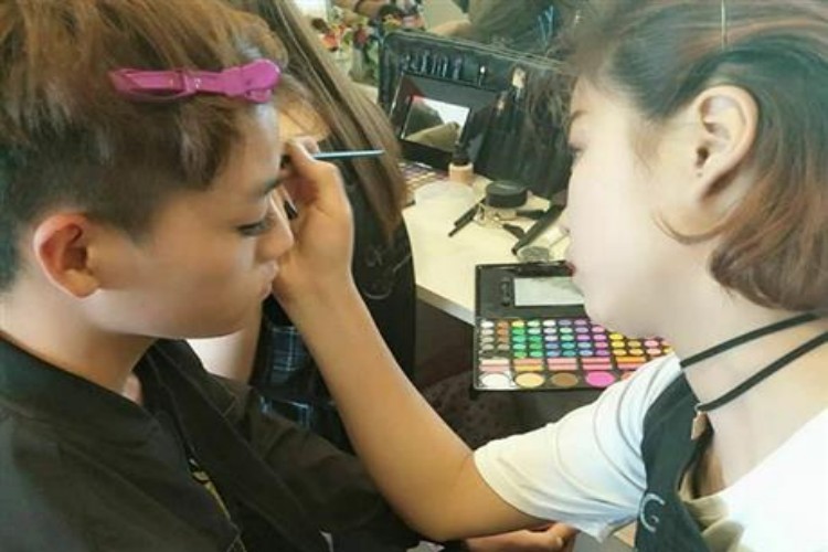 洛阳贵妃美发美容化妆美甲学校环境图