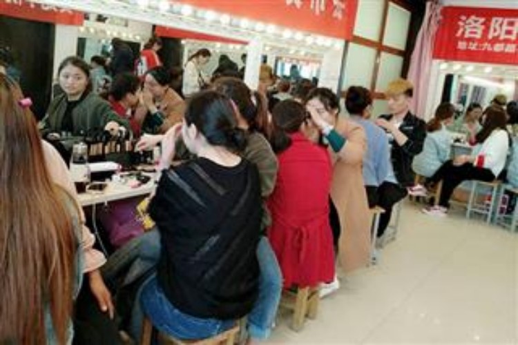 洛阳贵妃美发美容化妆美甲学校环境图