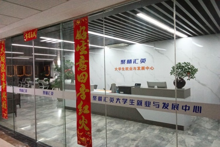 安徽聚精汇英教育校区环境图