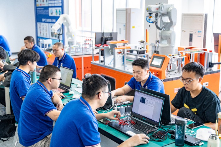 成都万通未来高级技工学校校园环境图片