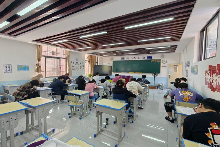 昆明经专高补学校（原云南师大附中老协补习学校）