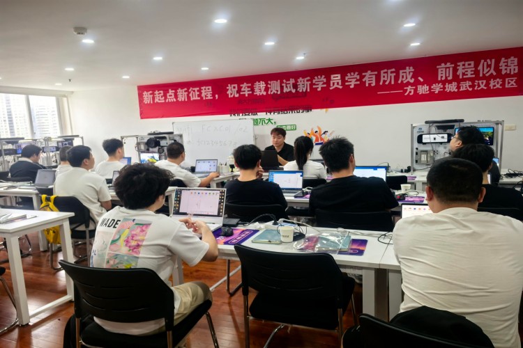 方驰学城学校环境