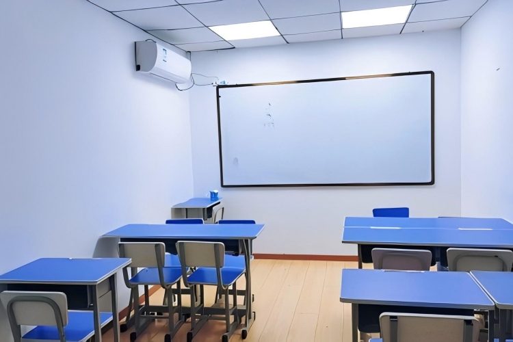 高三学生专注备考的教室环境
